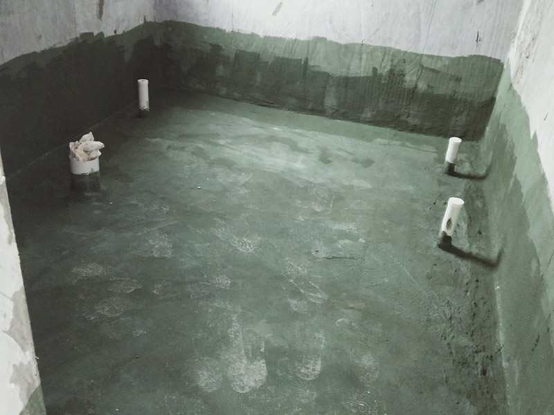 廁所刷防水：施工前確保工地干凈、干燥，防水涂料要涂滿，無遺漏，與基層結(jié)合牢固，無裂紋，無氣泡，無脫落現(xiàn)象。涂刷高度一致，厚度要達(dá)到產(chǎn)品規(guī)定要求。注意第一、第二遍防水涂料間需要有一定時(shí)間間隔，待第一遍涂料干透后才能進(jìn)行第二遍，具體時(shí)間視涂料而定。間隔時(shí)間太短，防水的效果會(huì)大打折扣。閉水試驗(yàn)時(shí)，地面最高點(diǎn)的水不能低于2厘米，保存至少24小時(shí)，觀察無滲漏現(xiàn)象后方算合格。如有滲漏，需重做，且莫不能疏忽大意。