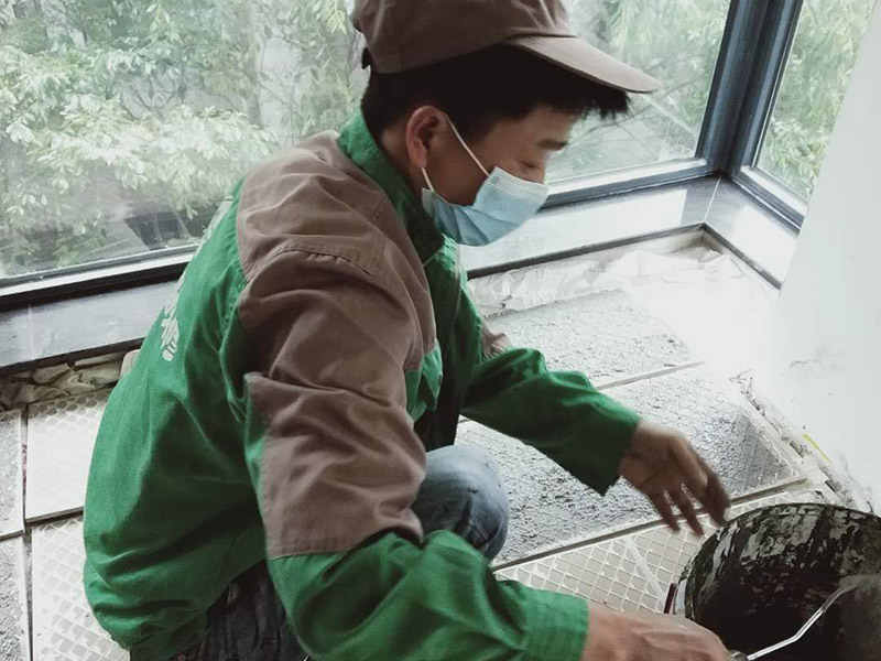 瓷磚滾涂背膠：在涂刷前將?；u背面用濕布擦拭干凈，去除飾面磚材背面的油污、防護劑、脫模劑等影響粘結(jié)的物質(zhì)。施工時，可采用刷涂或滾涂的方法。用毛刷、滾筒將拌均的背膠均勻涂刷在飾面磚材的背面 ，建議采用“十字交叉法”均勻地涂刷一層，避免漏涂露底，一般用量約為0.3kg/m。待5小時以上，背膠完全干固后方可進行下道施工工序。