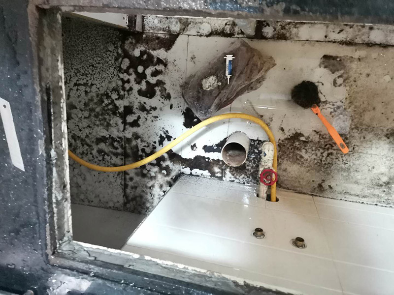 水槽下水管維修：首先，要檢查地板和屋頂是否有漏水的縫隙，廚衛(wèi)地面也要做蓄水相關(guān)的實(shí)驗(yàn)，確定不漏水之后，再檢查水管及配件是否有破損、是否牢固。安裝溢水孔的下水管。溢水孔是避免水槽向外溢水的保護(hù)孔，所以要注意其與槽體銜接處的密封性，確保溢水孔的下水管自身不漏水。安裝過濾籃的下水管。濾籃的下水管在安裝時(shí)，要注意下水管和槽體之間的銜接，切忌不牢固、密封不嚴(yán)。安裝整體的排水管。當(dāng)遇到兩個(gè)過濾籃的水槽，且兩個(gè)下水管之間的距離有近遠(yuǎn)，就需要對(duì)水管進(jìn)行切割作業(yè)，要十分留意的是每個(gè)接口的密封性。水槽放入臺(tái)面后，需要在槽體和臺(tái)面間安裝配套的掛片，將水槽安裝牢固，以避免那些細(xì)小的空隙導(dǎo)致槽體左右搖晃。進(jìn)行排水實(shí)驗(yàn)。等到基本安裝完成后，再將過濾籃也安裝好，就開始進(jìn)行排水實(shí)驗(yàn)。具體為先將水槽放滿水，測(cè)試兩個(gè)過濾籃下水及溢水孔下水的排水狀態(tài)，若發(fā)現(xiàn)有滲水現(xiàn)象，應(yīng)馬上返工。