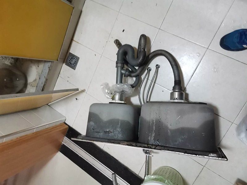 水槽下水管維修：首先，要檢查地板和屋頂是否有漏水的縫隙，廚衛(wèi)地面也要做蓄水相關(guān)的實(shí)驗(yàn)，確定不漏水之后，再檢查水管及配件是否有破損、是否牢固。安裝溢水孔的下水管。溢水孔是避免水槽向外溢水的保護(hù)孔，所以要注意其與槽體銜接處的密封性，確保溢水孔的下水管自身不漏水。安裝過濾籃的下水管。濾籃的下水管在安裝時(shí)，要注意下水管和槽體之間的銜接，切忌不牢固、密封不嚴(yán)。安裝整體的排水管。當(dāng)遇到兩個(gè)過濾籃的水槽，且兩個(gè)下水管之間的距離有近遠(yuǎn)，就需要對(duì)水管進(jìn)行切割作業(yè)，要十分留意的是每個(gè)接口的密封性。水槽放入臺(tái)面后，需要在槽體和臺(tái)面間安裝配套的掛片，將水槽安裝牢固，以避免那些細(xì)小的空隙導(dǎo)致槽體左右搖晃。進(jìn)行排水實(shí)驗(yàn)。等到基本安裝完成后，再將過濾籃也安裝好，就開始進(jìn)行排水實(shí)驗(yàn)。具體為先將水槽放滿水，測(cè)試兩個(gè)過濾籃下水及溢水孔下水的排水狀態(tài)，若發(fā)現(xiàn)有滲水現(xiàn)象，應(yīng)馬上返工。