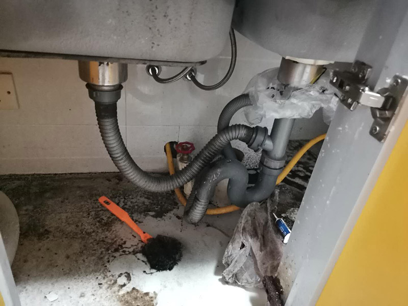 水槽下水管維修：首先，要檢查地板和屋頂是否有漏水的縫隙，廚衛(wèi)地面也要做蓄水相關(guān)的實(shí)驗(yàn)，確定不漏水之后，再檢查水管及配件是否有破損、是否牢固。安裝溢水孔的下水管。溢水孔是避免水槽向外溢水的保護(hù)孔，所以要注意其與槽體銜接處的密封性，確保溢水孔的下水管自身不漏水。安裝過濾籃的下水管。濾籃的下水管在安裝時(shí)，要注意下水管和槽體之間的銜接，切忌不牢固、密封不嚴(yán)。安裝整體的排水管。當(dāng)遇到兩個(gè)過濾籃的水槽，且兩個(gè)下水管之間的距離有近遠(yuǎn)，就需要對(duì)水管進(jìn)行切割作業(yè)，要十分留意的是每個(gè)接口的密封性。水槽放入臺(tái)面后，需要在槽體和臺(tái)面間安裝配套的掛片，將水槽安裝牢固，以避免那些細(xì)小的空隙導(dǎo)致槽體左右搖晃。進(jìn)行排水實(shí)驗(yàn)。等到基本安裝完成后，再將過濾籃也安裝好，就開始進(jìn)行排水實(shí)驗(yàn)。具體為先將水槽放滿水，測(cè)試兩個(gè)過濾籃下水及溢水孔下水的排水狀態(tài)，若發(fā)現(xiàn)有滲水現(xiàn)象，應(yīng)馬上返工。