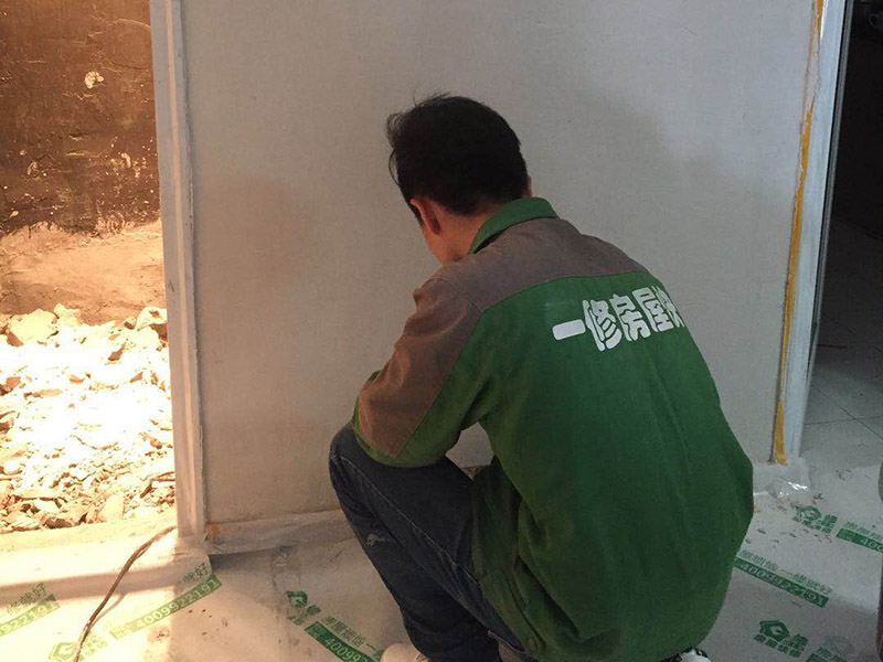 衛(wèi)生間外墻修補：1、請專業(yè)人員來對外墻滲水的地方涂刷滲透劑，按照檢查墻面、晾干、涂刷這三個步驟來，檢查過程中有發(fā)現(xiàn)裂縫的地方用滲透劑來涂刷，待裂縫全部處理好以后晾干即可。2、請專業(yè)人員從墻的頂部開始往下對外墻進行檢查，若發(fā)現(xiàn)裂縫即用滲透劑對其進行涂刷處理，每處裂縫的處理不得少于2遍。