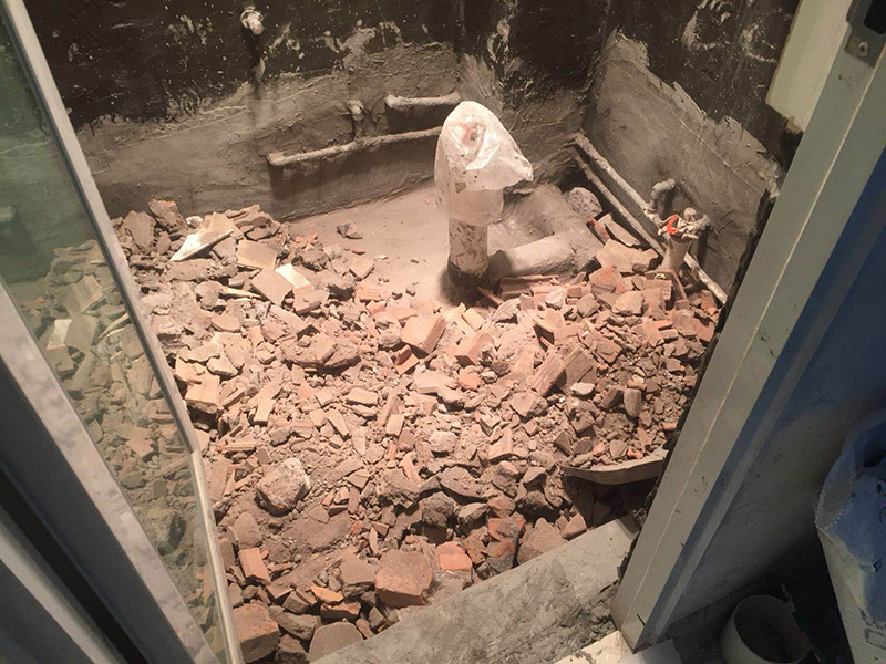 衛(wèi)生間防水施工：1、刷第一遍防水涂料，施工前確保工地干凈、干燥；2、刷第二遍防水涂料，干透后才能進行第二遍；3、在防水涂料表面鋪上保護層，覆蓋防水層；4、閉水試驗，水線不能低于2厘米；5、基層處理、清理，做找平層、二次蓄水試驗。