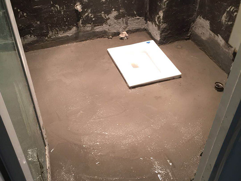 衛(wèi)生間防水施工：1、刷第一遍防水涂料，施工前確保工地干凈、干燥；2、刷第二遍防水涂料，干透后才能進行第二遍；3、在防水涂料表面鋪上保護層，覆蓋防水層；4、閉水試驗，水線不能低于2厘米；5、基層處理、清理，做找平層、二次蓄水試驗。