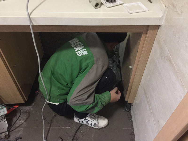 管道漏水維修：首先如果是暗管需要砸墻找到漏點源頭，將漏點擦干，用堵漏水泥涂在漏水處，用膠帶纏好，10分鐘后可以使用使用。 可以去買度一根PVC的水管來自己接，先把壞了的那根管知子割斷，把接口先套進管子的一端，使另外的一端的割斷位置正好與接口的另外的一個口子齊平，使它剛道好能夠弄直，然后把直接往這一端送，使兩端都有一定的交叉接著距離(長度)然后把它拆卸下來，用PVC膠水涂回抹在直接的兩端內側答與兩個下水管的外側。