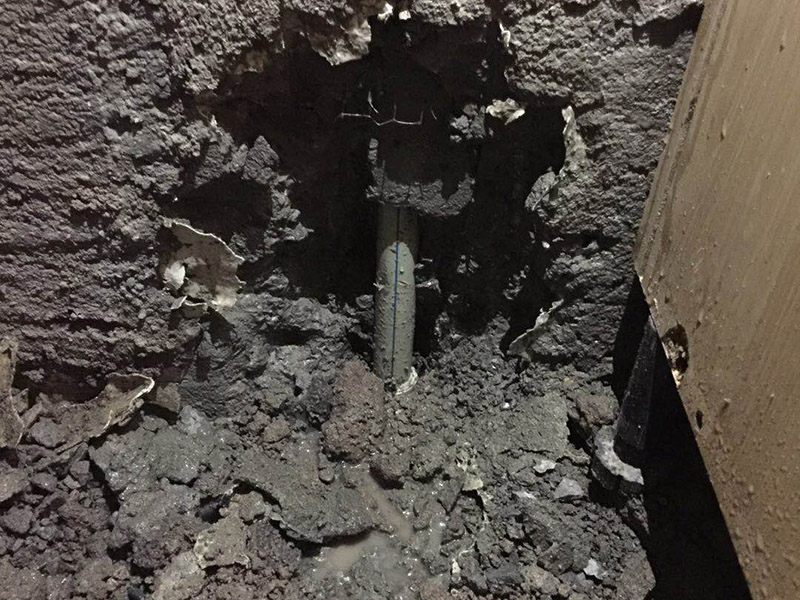 管道漏水維修：首先如果是暗管需要砸墻找到漏點源頭，將漏點擦干，用堵漏水泥涂在漏水處，用膠帶纏好，10分鐘后可以使用使用。 可以去買度一根PVC的水管來自己接，先把壞了的那根管知子割斷，把接口先套進管子的一端，使另外的一端的割斷位置正好與接口的另外的一個口子齊平，使它剛道好能夠弄直，然后把直接往這一端送，使兩端都有一定的交叉接著距離(長度)然后把它拆卸下來，用PVC膠水涂回抹在直接的兩端內側答與兩個下水管的外側。