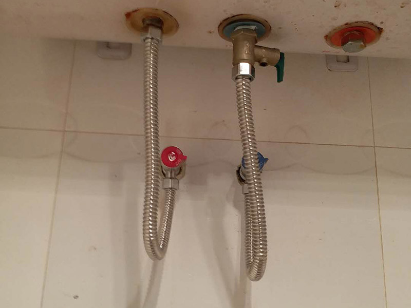 取斷絲安角閥：安裝前，應(yīng)將水管用水疏通一次，確認水管內(nèi)無垃圾及殘渣，以免影響通水。 2.注意纏繞方向，以角閥為例，角閥在擰進墻里內(nèi)絲螺紋的時候，是向右順時針旋轉(zhuǎn)的，那我們在角閥上纏剩料帶的方向就是向左逆時針纏繞，這樣擰角閥的時候會越擰越緊，不會松脫。 3.纏的時候要拉緊生料帶，讓生料帶緊密貼附在螺紋上，盡量緊，不要纏松了，纏完要用手轉(zhuǎn)圈壓緊，也可以一邊壓緊一邊纏。 4.至于纏繞&ldquo;幾層&rdquo;沒有硬性規(guī)定，以能旋緊、不滲漏為準，但根據(jù)經(jīng)驗，通常需要纏繞十幾圈以上才能保證密封效果。 5.擰螺紋的時候不要往死里擰，由著點勁，并不一定非要擰到實在擰不動才不漏，只要擰的時候手感能吃上勁就可以。