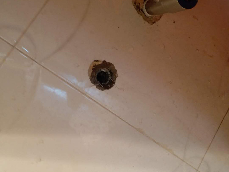 取斷絲安角閥：安裝前，應(yīng)將水管用水疏通一次，確認水管內(nèi)無垃圾及殘渣，以免影響通水。 2.注意纏繞方向，以角閥為例，角閥在擰進墻里內(nèi)絲螺紋的時候，是向右順時針旋轉(zhuǎn)的，那我們在角閥上纏剩料帶的方向就是向左逆時針纏繞，這樣擰角閥的時候會越擰越緊，不會松脫。 3.纏的時候要拉緊生料帶，讓生料帶緊密貼附在螺紋上，盡量緊，不要纏松了，纏完要用手轉(zhuǎn)圈壓緊，也可以一邊壓緊一邊纏。 4.至于纏繞&ldquo;幾層&rdquo;沒有硬性規(guī)定，以能旋緊、不滲漏為準，但根據(jù)經(jīng)驗，通常需要纏繞十幾圈以上才能保證密封效果。 5.擰螺紋的時候不要往死里擰，由著點勁，并不一定非要擰到實在擰不動才不漏，只要擰的時候手感能吃上勁就可以。