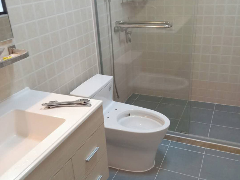 衛(wèi)生間重新做防水：我們?cè)谒⑼苛锨埃ＷC衛(wèi)生間的干凈，干燥。防水涂料要刷全面，與基層結(jié)合牢固，不會(huì)出現(xiàn)氣泡，脫落等問(wèn)題。我們涂刷時(shí)，要由下至上，先墻后地涂刷。一般來(lái)說(shuō)，衛(wèi)生間的防水要做到180厘米，非淋浴墻面防水不能低于35厘米。小編建議防水統(tǒng)一做到180厘米。刷涂料不僅要注意高度，還有注意涂刷的厚度，國(guó)家規(guī)定防水涂料要涂到1.5毫米厚。防水涂料是要刷兩遍，第二遍涂料是要等第一遍涂料干透之后才能開(kāi)始刷。