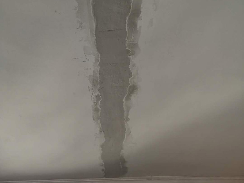 臥室屋頂裂縫維修：1、表面修補(bǔ)法，適用于墻面上較細(xì)較淺的裂縫，修補(bǔ)此種細(xì)縫只需要沿著開(kāi)裂的縫隙涂抹白膠，待白膠干透之后砂紙磨平，再刷上墻面相同的油漆使顏色相同就可以了； 2、深層修復(fù)法，適用于較寬的裂縫，修補(bǔ)此類(lèi)裂縫，需沿裂縫表面做成一個(gè)"V"字形狀的凹槽，再用基底進(jìn)行修補(bǔ)，然后再刷墻固，找平，刷漆，這種做法一般要求鑿開(kāi)比裂縫稍大的凹槽，這樣修補(bǔ)后的墻面不易二次開(kāi)裂； 3、壓力修補(bǔ)法，如果出現(xiàn)的裂縫較小但是比較深，如果只用膠進(jìn)行涂抹的話不會(huì)深入裂縫深處，所以要借助壓縮泵的壓力使膠體深入裂縫底層，然后在晾干刷漆就可以了。