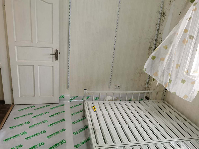 臥室墻面重新粉刷：整理墻面。用鏟刀鏟除墻面已松動的膩子層，無法用鏟刀鏟除的膩子層，用小錘子悄悄敲擊，如果沒有空鼓聲音，而且敲后仍不松動的可以保留原有的基層。清洗墻面外表的浮塵和油污等。用耐膩子對局部損壞部位進(jìn)行修補(bǔ)完好。涂刷底漆(糯米圖植物涂料直接上底料，不需要膩子層)，待膩子層干燥固化后，涂刷1-2遍底漆。涂刷面漆。待底漆徹底干燥后，涂刷兩遍面漆。涂料涂刷時不能過量兌水，尤其是深色彩的涂料，兌水過多也許致使浮色發(fā)花等不良現(xiàn)象。