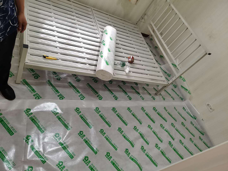 臥室墻面重新粉刷：整理墻面。用鏟刀鏟除墻面已松動的膩子層，無法用鏟刀鏟除的膩子層，用小錘子悄悄敲擊，如果沒有空鼓聲音，而且敲后仍不松動的可以保留原有的基層。清洗墻面外表的浮塵和油污等。用耐膩子對局部損壞部位進(jìn)行修補(bǔ)完好。涂刷底漆(糯米圖植物涂料直接上底料，不需要膩子層)，待膩子層干燥固化后，涂刷1-2遍底漆。涂刷面漆。待底漆徹底干燥后，涂刷兩遍面漆。涂料涂刷時不能過量兌水，尤其是深色彩的涂料，兌水過多也許致使浮色發(fā)花等不良現(xiàn)象。