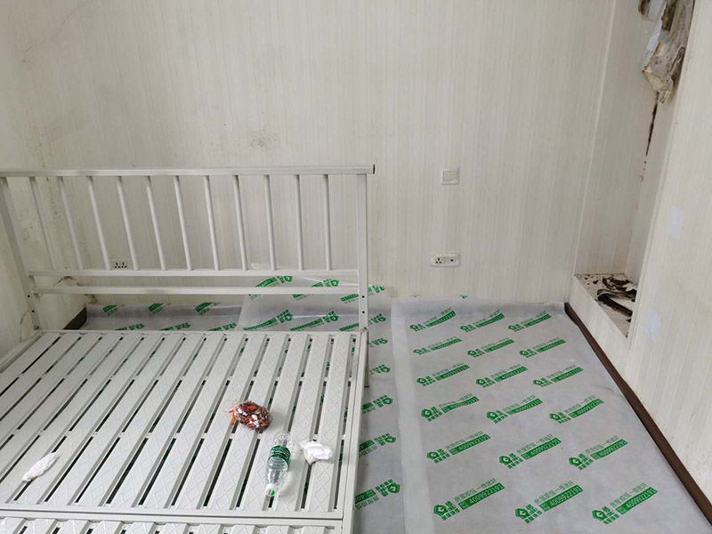 臥室墻面重新粉刷：整理墻面。用鏟刀鏟除墻面已松動的膩子層，無法用鏟刀鏟除的膩子層，用小錘子悄悄敲擊，如果沒有空鼓聲音，而且敲后仍不松動的可以保留原有的基層。清洗墻面外表的浮塵和油污等。用耐膩子對局部損壞部位進(jìn)行修補(bǔ)完好。涂刷底漆(糯米圖植物涂料直接上底料，不需要膩子層)，待膩子層干燥固化后，涂刷1-2遍底漆。涂刷面漆。待底漆徹底干燥后，涂刷兩遍面漆。涂料涂刷時不能過量兌水，尤其是深色彩的涂料，兌水過多也許致使浮色發(fā)花等不良現(xiàn)象。