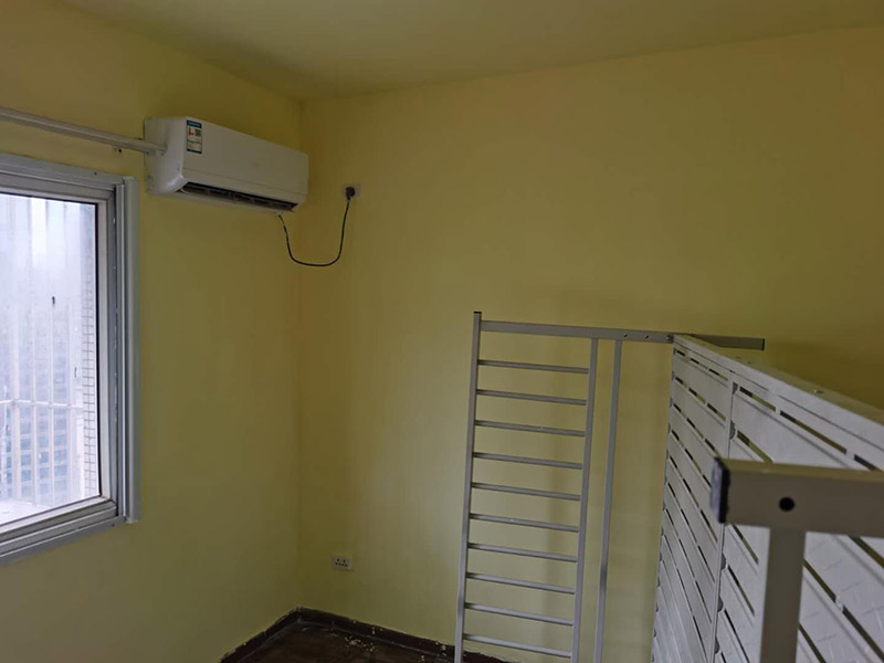 臥室墻面重新粉刷：整理墻面。用鏟刀鏟除墻面已松動的膩子層，無法用鏟刀鏟除的膩子層，用小錘子悄悄敲擊，如果沒有空鼓聲音，而且敲后仍不松動的可以保留原有的基層。清洗墻面外表的浮塵和油污等。用耐膩子對局部損壞部位進(jìn)行修補(bǔ)完好。涂刷底漆(糯米圖植物涂料直接上底料，不需要膩子層)，待膩子層干燥固化后，涂刷1-2遍底漆。涂刷面漆。待底漆徹底干燥后，涂刷兩遍面漆。涂料涂刷時不能過量兌水，尤其是深色彩的涂料，兌水過多也許致使浮色發(fā)花等不良現(xiàn)象。