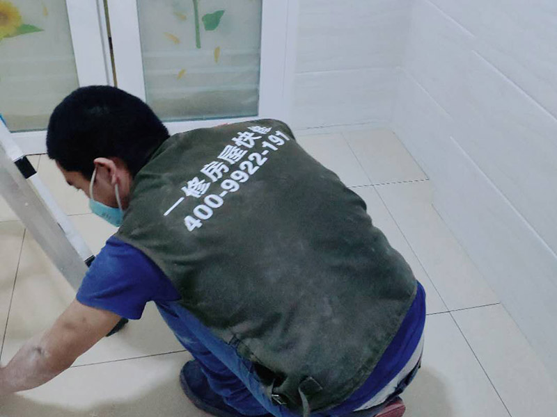 衛(wèi)生間地磚維修：首先進行地面清掃，不打掃干凈會翹邊、空鼓的;放水平線然后分塊;地面要濕潤進行灑水;采用兩種砂漿，打砂漿的基層，一般要進行干鋪;地磚是不是出現(xiàn)了空鼓是很重要的;還要在磚底涂抹上漿;鋪貼的時候要用橡皮錘內(nèi)敲擊，做拉縫、容表面清理，對瓷磚進行勾縫處理即可。最重要的是保護好成品，以防造成污染和損傷。