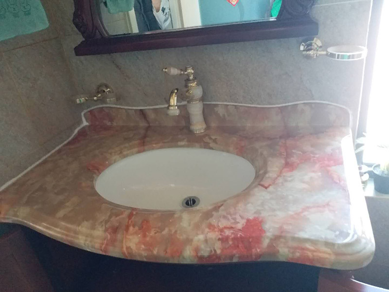 臺(tái)盆更換維修：1、出現(xiàn)水龍并沒(méi)有出水口漏水：當(dāng)水龍頭內(nèi)的軸心墊片磨損會(huì)出現(xiàn)這種情況。解決辦法：根據(jù)水龍頭的大小選擇對(duì)應(yīng)的鉗子將水龍頭壓蓋旋開(kāi)，并用夾 子取出磨損的軸心墊片，再換上新的輔以墊片即可解決該問(wèn)題。 2.水龍頭接管的接合處出現(xiàn)漏水：檢查下接管處的螺帽是否松掉。解決辦法，將螺帽擰緊或者換上新的U型密封墊. 3、龍頭拴下部縫隙漏水原因：那是因?yàn)閴荷w內(nèi)的三角密封墊磨損所引起。你可以將螺絲轉(zhuǎn)松取下拴頭，接著將壓蓋弄松取下，然后將壓蓋內(nèi)側(cè)三角密封 店取出，換上新的即可。