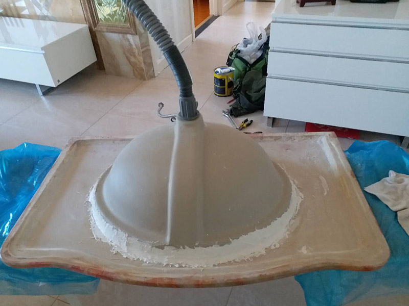 臺(tái)盆更換維修：1、出現(xiàn)水龍并沒(méi)有出水口漏水：當(dāng)水龍頭內(nèi)的軸心墊片磨損會(huì)出現(xiàn)這種情況。解決辦法：根據(jù)水龍頭的大小選擇對(duì)應(yīng)的鉗子將水龍頭壓蓋旋開(kāi)，并用夾 子取出磨損的軸心墊片，再換上新的輔以墊片即可解決該問(wèn)題。 2.水龍頭接管的接合處出現(xiàn)漏水：檢查下接管處的螺帽是否松掉。解決辦法，將螺帽擰緊或者換上新的U型密封墊. 3、龍頭拴下部縫隙漏水原因：那是因?yàn)閴荷w內(nèi)的三角密封墊磨損所引起。你可以將螺絲轉(zhuǎn)松取下拴頭，接著將壓蓋弄松取下，然后將壓蓋內(nèi)側(cè)三角密封 店取出，換上新的即可。