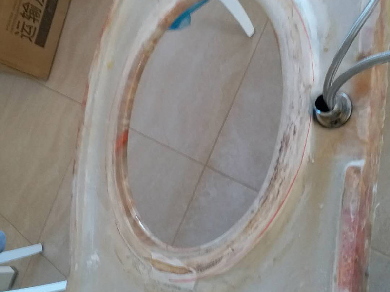 臺(tái)盆更換維修：1、出現(xiàn)水龍并沒(méi)有出水口漏水：當(dāng)水龍頭內(nèi)的軸心墊片磨損會(huì)出現(xiàn)這種情況。解決辦法：根據(jù)水龍頭的大小選擇對(duì)應(yīng)的鉗子將水龍頭壓蓋旋開(kāi)，并用夾 子取出磨損的軸心墊片，再換上新的輔以墊片即可解決該問(wèn)題。 2.水龍頭接管的接合處出現(xiàn)漏水：檢查下接管處的螺帽是否松掉。解決辦法，將螺帽擰緊或者換上新的U型密封墊. 3、龍頭拴下部縫隙漏水原因：那是因?yàn)閴荷w內(nèi)的三角密封墊磨損所引起。你可以將螺絲轉(zhuǎn)松取下拴頭，接著將壓蓋弄松取下，然后將壓蓋內(nèi)側(cè)三角密封 店取出，換上新的即可。