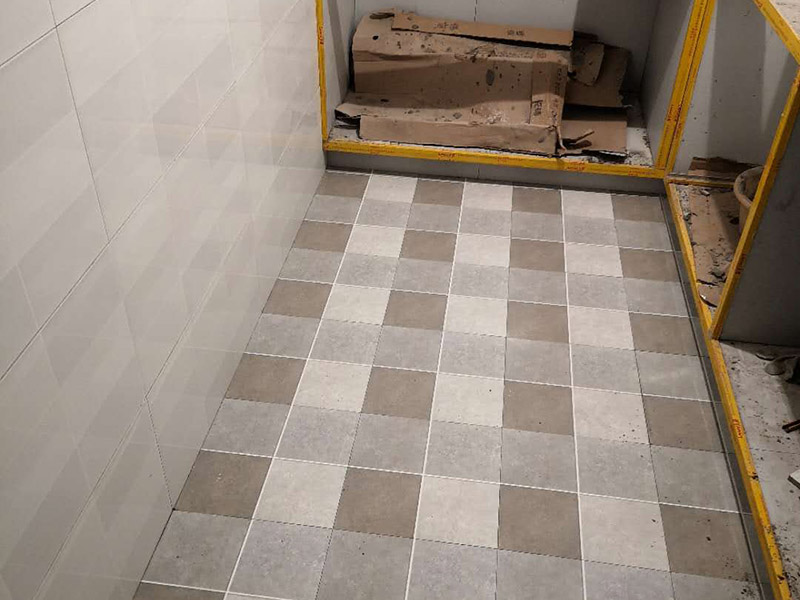 廚房地面地磚安裝：一般地磚有干鋪和濕鋪兩種,一般是鋪的優(yōu)點(diǎn)是單核的比知較結(jié)實(shí)一些缺點(diǎn)就是大塊的地磚容易切工不容易找平道兒干鋪的就比較容易找平了也不容易貼空，但是干鋪版的強(qiáng)度沒有濕鋪的好一些，所以一般情況下選擇是濕鋪是比較好的一種鋪地磚權(quán)的方法。