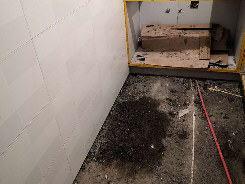 廚房地面地磚安裝：一般地磚有干鋪和濕鋪兩種,一般是鋪的優(yōu)點(diǎn)是單核的比知較結(jié)實(shí)一些缺點(diǎn)就是大塊的地磚容易切工不容易找平道兒干鋪的就比較容易找平了也不容易貼空，但是干鋪版的強(qiáng)度沒有濕鋪的好一些，所以一般情況下選擇是濕鋪是比較好的一種鋪地磚權(quán)的方法。