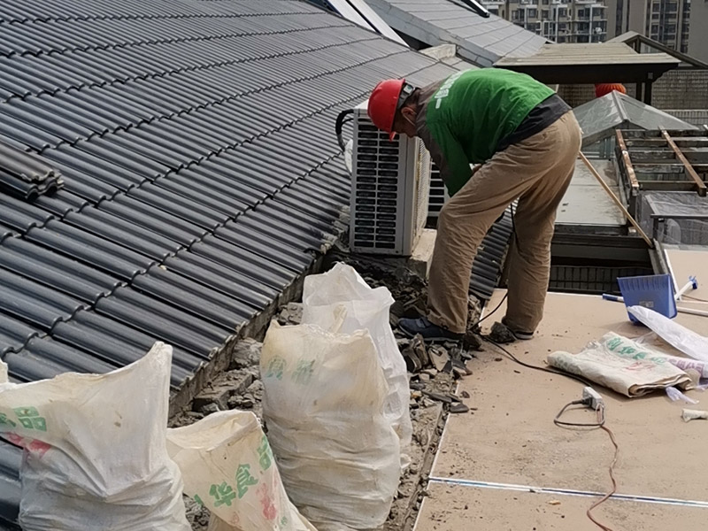 屋頂局部拆除：首先我們需要對屋頂進(jìn)行檢查，查找漏水的原因的由管道，防水層，還是接縫裂縫引起的。找到屋頂漏水的原因了才好對應(yīng)方法進(jìn)行修補(bǔ)。如果屋頂以前沒有做過防水，是新的水泥樓頂，那最好全面的做一次整體防水。選擇質(zhì)量較好的聚酯防水涂料或者聚酯防水卷材。如果以前做過防水，且時間較久，那么可能防水層已經(jīng)基本失去作用了，只能重新再做一遍。