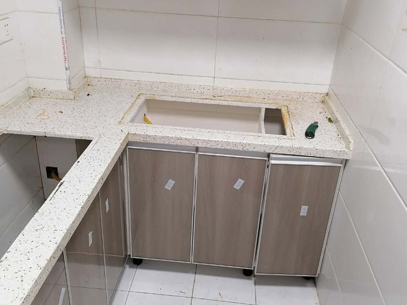 主水管漏水維修，櫥柜安裝：把漏水的管子拆卸下來，或者更換掉，用PVC專用膠水涂抹以后直接接上就行了，用生料帶以及黑膠布是不能阻止漏水的。   如果漏水不是很厲害的話，在管子的外面、漏水的地方用玻璃膠涂抹也行，但前提是，涂抹玻璃膠的時候，管子必須是干的。