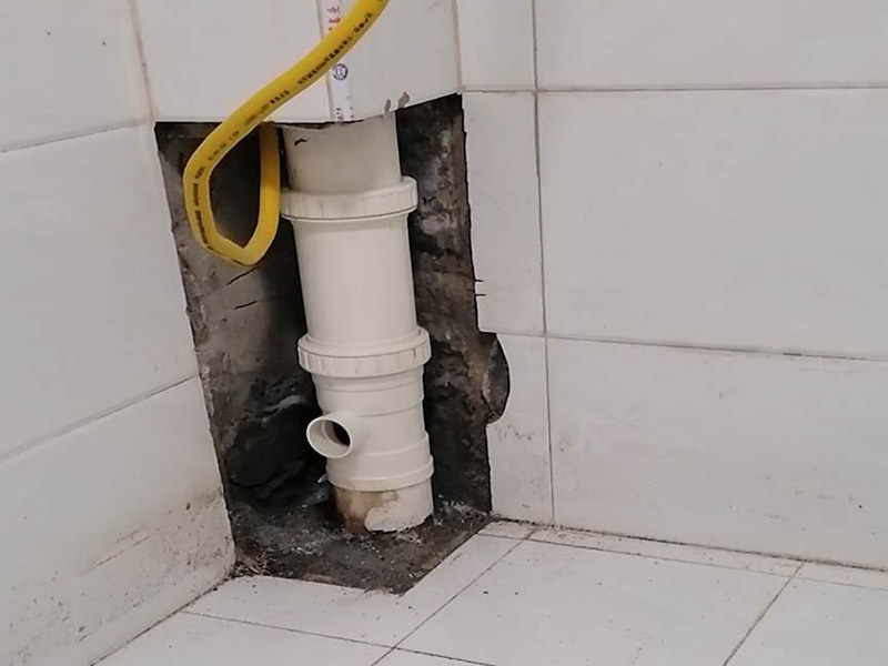 主水管漏水維修，櫥柜安裝：把漏水的管子拆卸下來，或者更換掉，用PVC專用膠水涂抹以后直接接上就行了，用生料帶以及黑膠布是不能阻止漏水的。   如果漏水不是很厲害的話，在管子的外面、漏水的地方用玻璃膠涂抹也行，但前提是，涂抹玻璃膠的時候，管子必須是干的。