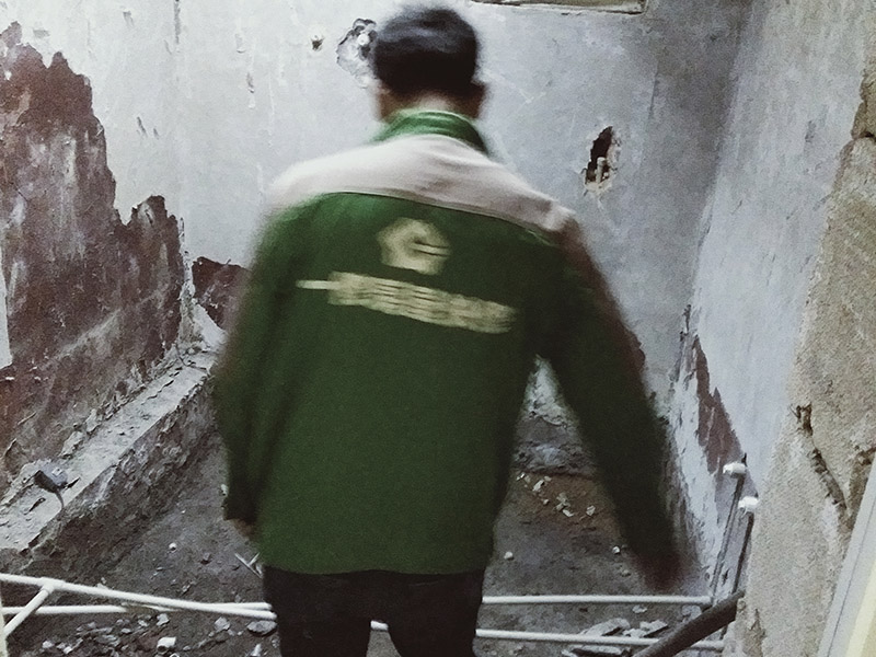 廚衛(wèi)改造排水管：一、下水管道改造刷膠時，一定更要將接口處的渣土清理干凈，并將管件的內圓和管道的外圓涂上膠水，這一工序至關重要，如果沒有合理施工可能會導致下水管漏水。 二、整棟樓房的下水管道都必須安裝排氣口，并且要記得在最高處設計一個排氣孔，否則到了夏天下水管道中的腐爛物會發(fā)酵，不僅臭氣熏天，還會對健康產生不利。 三、安裝下水管時必須掌握好坡度，一般進水口應高于出水口，坡度比沒有嚴格要求但要注意下水管道安裝之后不能抬高地面。 四、記得加防臭彎頭，進行下水管改造時要事先與樓下住戶協商，從樓下開始施工，否則會難以加防臭彎頭。如果不加防臭彎頭的話，臭味很容易通過管道進入室內。