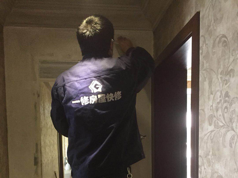 墻紙維修翻新：墻紙墻布鋪貼前，必須檢查墻面要干凈平整，墻體、墻皮表面無空鼓或松動脫落。如果有墻面8大問題，修復(fù)處理好墻體基底層?；さ雀赏福瑫r間為2小時-4小時。再一面墻陰角處開始滾刷糯米膠，滾刷好一面墻（上下粉刷均勻）后才開始貼墻布。墻紙墻布沿墻面放置，無縫接縫的必須上高度和墻面高度一致，對花拼接的墻紙墻布考慮好花樣、紋理的方向。