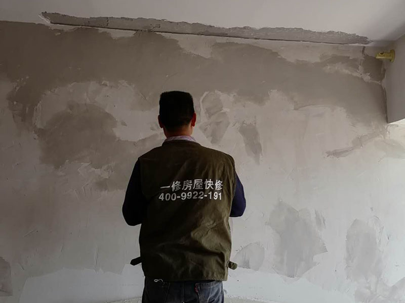 墻面乳膠漆翻新：如果原墻面只是簡(jiǎn)單的變舊沒(méi)有剝離現(xiàn)象，可以直接清理干凈，用滾刷或噴涂機(jī)zhidao滾（噴）一遍云泉水性漆，等干透然后在上二遍就OK了！ 如果有裂縫或爆皮的，需要清理干凈浮塵再用鏟除墻面，有坑不內(nèi)平處用石膏找平，有裂縫的用布袋或網(wǎng)刷乳白膠粘貼到裂縫處，裂縫處需要刮兩遍膩?zhàn)拥谝槐槭菫榱损ぷ〔即途W(wǎng)容，第二遍找平，最后墻面一定要平整，然后再刷云泉水性漆就可以了！也是刷兩遍就OK了！