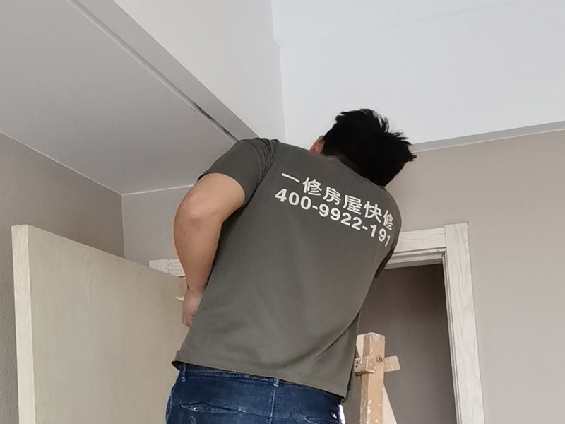 吊頂墻面修補(bǔ)：1、最好使用不銹鋼材質(zhì)的干壁釘固定石膏板，這樣的釘子不會(huì)生銹，將來(lái)可以保證石膏板長(zhǎng)時(shí)間的美觀。 　　2、石膏板上的釘眼通常會(huì)用防銹釘眼膩?zhàn)舆M(jìn)行處理。 　　3、兩塊石膏板之間存在的縫隙要處理好，避免將來(lái)會(huì)產(chǎn)生明顯的裂縫。一般工人會(huì)使用901膠水和石膏粉混合后填縫。 　　4、用石膏粉填完縫隙后最好再用防裂膠帶在表面貼一下，可以防止熱脹冷縮造成頂面開裂。要注意除去氣泡，讓膠帶和石膏板徹底緊密的結(jié)合。 　　5、對(duì)于造型比較特殊的吊頂，后期的處理非常重要。諸如圓形，波浪形等吊頂都需要慢修出來(lái)。
