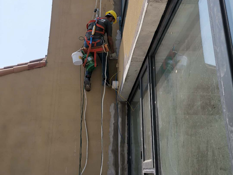 外墻修補維修：1、專業(yè)人員刷滲透劑涂刷第三遍，墻面檢查、晾干、涂刷第二處，發(fā)現(xiàn)裂縫再涂刷滲透劑、裂縫全部處理完。 填、涂 晾干 2、 由專業(yè)人員在樓層屋面上將吊索固定后，山墻頂部開始向下逐一對外墻面進行檢查 3、 發(fā)現(xiàn)外墻磚和灰縫有微小裂 縫，即用滲透劑對裂縫處上下左右各0.3 米范圍 內(nèi)進行立涂刷處理。每處裂縫處理不少于2遍，且處理前墻面必須干燥。