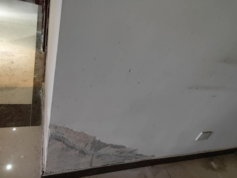 墻面局部維修翻新：墻面局部位置需要維修，墻面局部需要維修這個情況一般來說是比較常見的問題?？赡苡捎谝郧把b修時施工工藝的原因，墻面局部出現(xiàn)開裂、脫落現(xiàn)象，或者墻面被家中小朋友亂寫亂畫，或不小心被硬物刮傷等等。這幾種問題都是比較常見的墻面局部問題，其中開裂以及刮傷這種有明顯傷痕的問題建議都是能夠盡快進行維修，以免傷害到周圍其他完好墻面。 維修期間需要重新刮膩子進行修補找平，那么在施工時就需要等到每一層膩子完全干透才能進行下一步的施工。乳膠漆在涂刷底漆與面漆時同樣需要一個自然干透的時間，這些是比較影響我們墻面乳膠漆維修時間的主要因素。