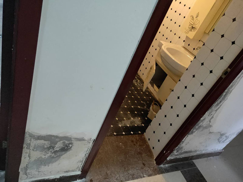 墻面局部維修翻新：墻面局部位置需要維修，墻面局部需要維修這個情況一般來說是比較常見的問題?？赡苡捎谝郧把b修時施工工藝的原因，墻面局部出現(xiàn)開裂、脫落現(xiàn)象，或者墻面被家中小朋友亂寫亂畫，或不小心被硬物刮傷等等。這幾種問題都是比較常見的墻面局部問題，其中開裂以及刮傷這種有明顯傷痕的問題建議都是能夠盡快進行維修，以免傷害到周圍其他完好墻面。 維修期間需要重新刮膩子進行修補找平，那么在施工時就需要等到每一層膩子完全干透才能進行下一步的施工。乳膠漆在涂刷底漆與面漆時同樣需要一個自然干透的時間，這些是比較影響我們墻面乳膠漆維修時間的主要因素。