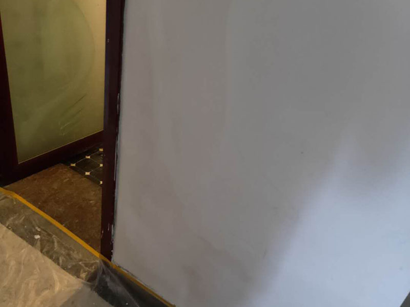 墻面局部維修翻新：墻面局部位置需要維修，墻面局部需要維修這個情況一般來說是比較常見的問題。可能由于以前裝修時施工工藝的原因，墻面局部出現(xiàn)開裂、脫落現(xiàn)象，或者墻面被家中小朋友亂寫亂畫，或不小心被硬物刮傷等等。這幾種問題都是比較常見的墻面局部問題，其中開裂以及刮傷這種有明顯傷痕的問題建議都是能夠盡快進行維修，以免傷害到周圍其他完好墻面。 維修期間需要重新刮膩子進行修補找平，那么在施工時就需要等到每一層膩子完全干透才能進行下一步的施工。乳膠漆在涂刷底漆與面漆時同樣需要一個自然干透的時間，這些是比較影響我們墻面乳膠漆維修時間的主要因素。