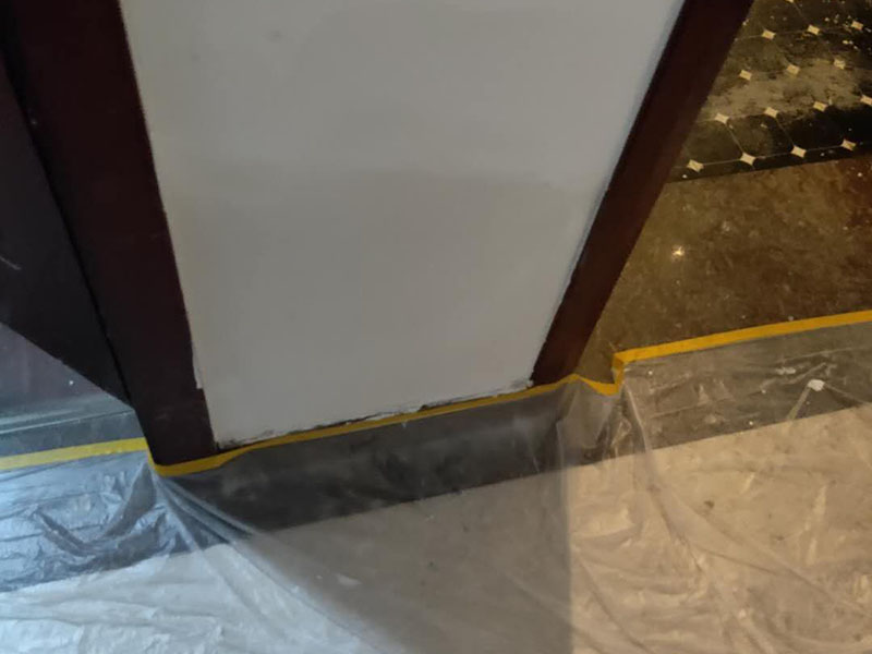 墻面局部維修翻新：墻面局部位置需要維修，墻面局部需要維修這個情況一般來說是比較常見的問題。可能由于以前裝修時施工工藝的原因，墻面局部出現(xiàn)開裂、脫落現(xiàn)象，或者墻面被家中小朋友亂寫亂畫，或不小心被硬物刮傷等等。這幾種問題都是比較常見的墻面局部問題，其中開裂以及刮傷這種有明顯傷痕的問題建議都是能夠盡快進行維修，以免傷害到周圍其他完好墻面。 維修期間需要重新刮膩子進行修補找平，那么在施工時就需要等到每一層膩子完全干透才能進行下一步的施工。乳膠漆在涂刷底漆與面漆時同樣需要一個自然干透的時間，這些是比較影響我們墻面乳膠漆維修時間的主要因素。