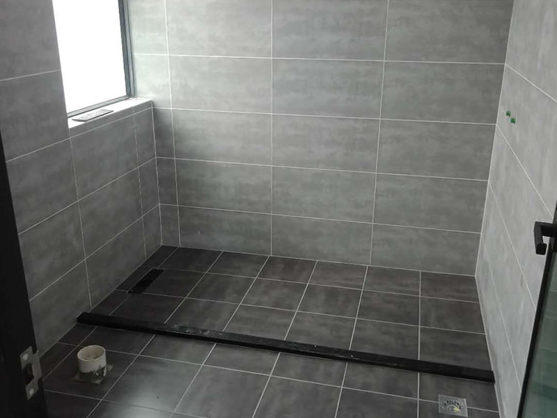 有一種叫架空式回填，這一種方式現(xiàn)在相對來說比較少了，首先這種方式的時間成本要多出一到兩天而且這種方式的防水相對來說會比較差，樓下很容易出現(xiàn)問題，雖然這種方式對了管道的保護是非常好的，因為衛(wèi)生間中間就是空的，它就是在四周的墻面打孔，然后做現(xiàn)澆板，這樣做主要就是后期時間長了四周容易出現(xiàn)滲漏，然后中間的架空層就會被水填滿，防水萬一出問題就比較麻煩。