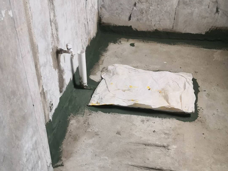 有一種叫架空式回填，這一種方式現(xiàn)在相對來說比較少了，首先這種方式的時間成本要多出一到兩天而且這種方式的防水相對來說會比較差，樓下很容易出現(xiàn)問題，雖然這種方式對了管道的保護是非常好的，因為衛(wèi)生間中間就是空的，它就是在四周的墻面打孔，然后做現(xiàn)澆板，這樣做主要就是后期時間長了四周容易出現(xiàn)滲漏，然后中間的架空層就會被水填滿，防水萬一出問題就比較麻煩。