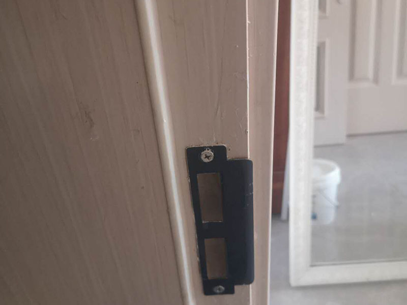 門鎖修復(fù)翻新：由于門扇自身重力原因，或門活頁原因，導(dǎo)致門扇下沉，出現(xiàn)鎖門或開門不順暢現(xiàn)象。這個時候往往是用鑰匙開門、鎖門非常吃力。此時，不要強行扭動鑰匙，以免掰斷鑰匙，增加麻煩。正確的解決辦法：應(yīng)先查看原因。如果是因活頁松動導(dǎo)致門扇下沉，應(yīng)將松動的活頁用螺絲固定緊即可。若是門框變形或其原因?qū)е虏豢苫謴?fù)的，可從門框入手，將鎖舌相應(yīng)擴(kuò)充，這樣，門鎖開關(guān)門就可以恢復(fù)正常流暢了。