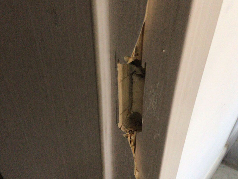 門鎖修復(fù)翻新：由于門扇自身重力原因，或門活頁原因，導(dǎo)致門扇下沉，出現(xiàn)鎖門或開門不順暢現(xiàn)象。這個時候往往是用鑰匙開門、鎖門非常吃力。此時，不要強行扭動鑰匙，以免掰斷鑰匙，增加麻煩。正確的解決辦法：應(yīng)先查看原因。如果是因活頁松動導(dǎo)致門扇下沉，應(yīng)將松動的活頁用螺絲固定緊即可。若是門框變形或其原因?qū)е虏豢苫謴?fù)的，可從門框入手，將鎖舌相應(yīng)擴(kuò)充，這樣，門鎖開關(guān)門就可以恢復(fù)正常流暢了。