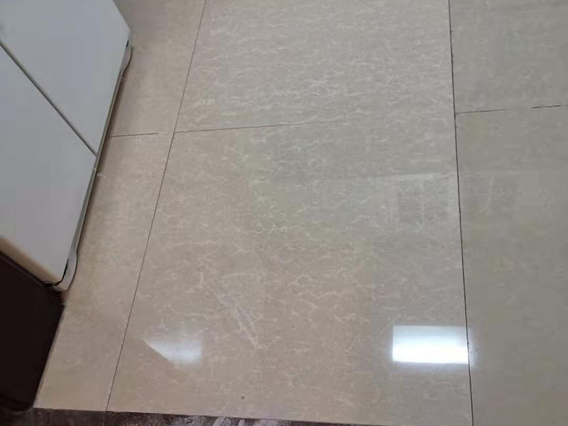 客餐廳地磚局部重貼：首先基層處理：將塵土、雜物徹底清掃干凈，不得有空鼓、開裂及起砂等缺陷。彈線：施工前在墻體四周彈出標(biāo)高控制線，在地面彈出十字線，以控制地磚分隔尺寸。預(yù)鋪：首先應(yīng)在圖紙?jiān)O(shè)計(jì)要求的基礎(chǔ)上，對(duì)地磚的色彩、紋理、表面平整等進(jìn)行嚴(yán)格的挑選，然后按照?qǐng)D紙要求預(yù)鋪。對(duì)于預(yù)鋪中可能出現(xiàn)的尺寸、色彩、紋理誤差等進(jìn)行調(diào)整、交換，直至達(dá)到最佳效果，按鋪貼順利堆放整齊備用。鋪貼：鋪設(shè)選用1：3干硬性水泥砂漿，砂漿厚度25mm左右。鋪貼前將地磚背面濕潤，需正面干燥為宜。把地磚按照要求放在水泥砂漿上，用橡皮錘輕敲地磚飾面直至密實(shí)平整達(dá)到要求。