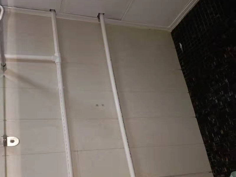 熱水器改造水電線路： 1、管子走線一定要合理,盡量避免曲折。 2、安全閥和計(jì)量表盤安裝到寬敞、通風(fēng)且易于作的地方。 3、氣管走線不要走陰暗、潮濕等容易產(chǎn)生腐蝕性物質(zhì)的地方,避免管子被腐蝕后漏氣;盡量走通風(fēng)的地方,避免漏氣后可能造成嚴(yán)重后果。 4、用水點(diǎn)與熱水器之間的管子長(zhǎng)度盡量短一點(diǎn),這樣在需要用熱水的時(shí)候,可以更快的放到熱水,同時(shí)也可以減小浪費(fèi)。 5、除了廚房、衛(wèi)生間、洗衣間的用水,如果需要,盡量考慮今后是否會(huì)養(yǎng)花、養(yǎng)魚等,提前預(yù)留出水位置,以免以后改造麻煩。