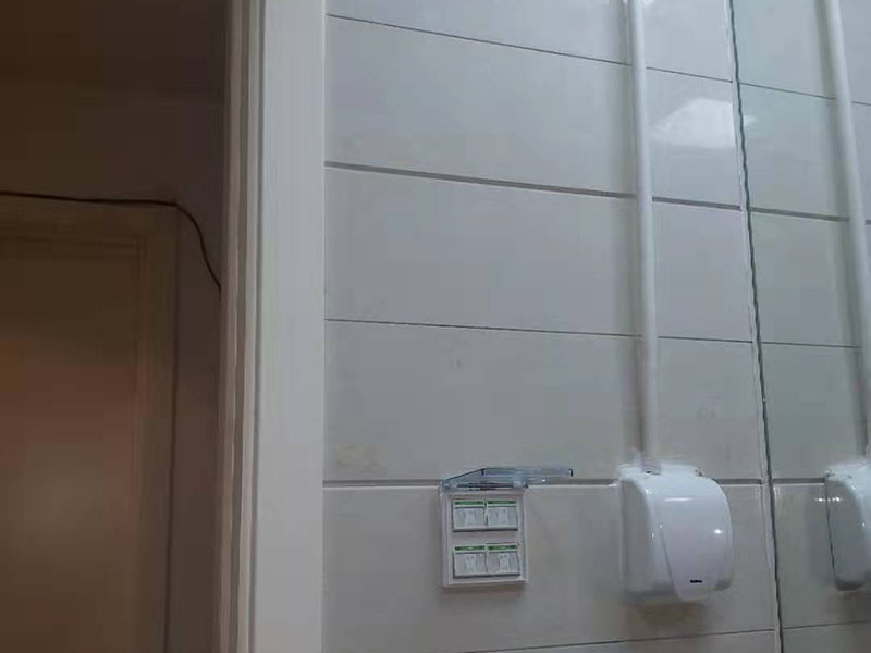 熱水器改造水電線路： 1、管子走線一定要合理,盡量避免曲折。 2、安全閥和計(jì)量表盤安裝到寬敞、通風(fēng)且易于作的地方。 3、氣管走線不要走陰暗、潮濕等容易產(chǎn)生腐蝕性物質(zhì)的地方,避免管子被腐蝕后漏氣;盡量走通風(fēng)的地方,避免漏氣后可能造成嚴(yán)重后果。 4、用水點(diǎn)與熱水器之間的管子長(zhǎng)度盡量短一點(diǎn),這樣在需要用熱水的時(shí)候,可以更快的放到熱水,同時(shí)也可以減小浪費(fèi)。 5、除了廚房、衛(wèi)生間、洗衣間的用水,如果需要,盡量考慮今后是否會(huì)養(yǎng)花、養(yǎng)魚等,提前預(yù)留出水位置,以免以后改造麻煩。