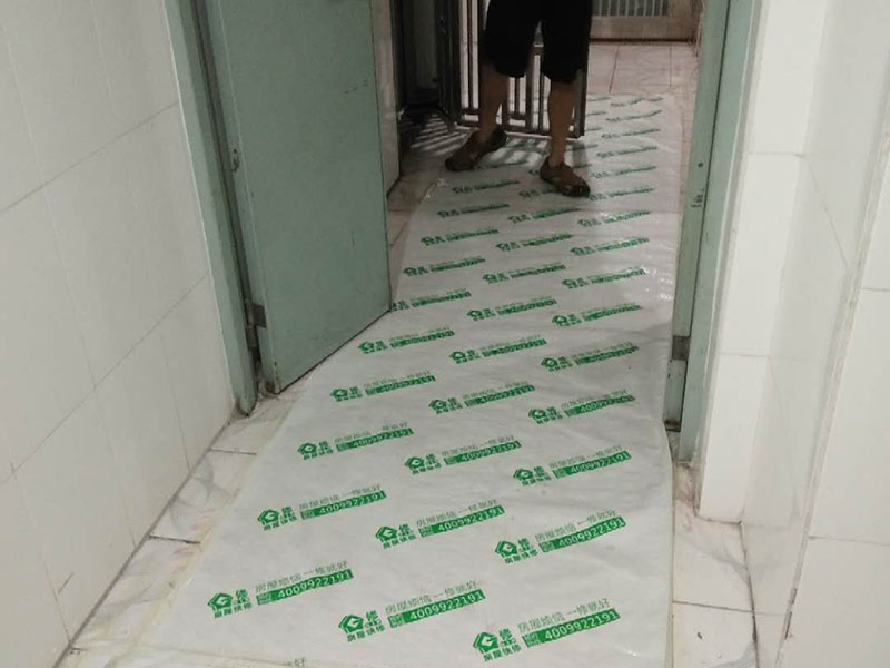 地面保護(hù)建渣處理：一、入戶門的保護(hù) 各種裝修物料的進(jìn)場以及各種建筑裝修的清理，都會經(jīng)過入戶門，這些物品在搬運的過程中，與入戶門發(fā)生磕碰、摩擦的機(jī)率大大增加，第一個需要做好成品保護(hù)的地方就是我們的入戶門。 二、水電改造時的保護(hù) 1、電路改造的時候，能開槽的地方盡量開槽。 2、不能開槽的地方一定要做好固定和保護(hù)。 3、下水管要封好 。4、對裸露的線頭盡量進(jìn)行包裹。  三、瓷磚、地板的鋪貼保護(hù) 瓷磚、地板的鋪裝，也屬于基礎(chǔ)裝修的部分，經(jīng)常發(fā)現(xiàn)瓷磚施工時和施工后都沒有做成品保護(hù)工作。 