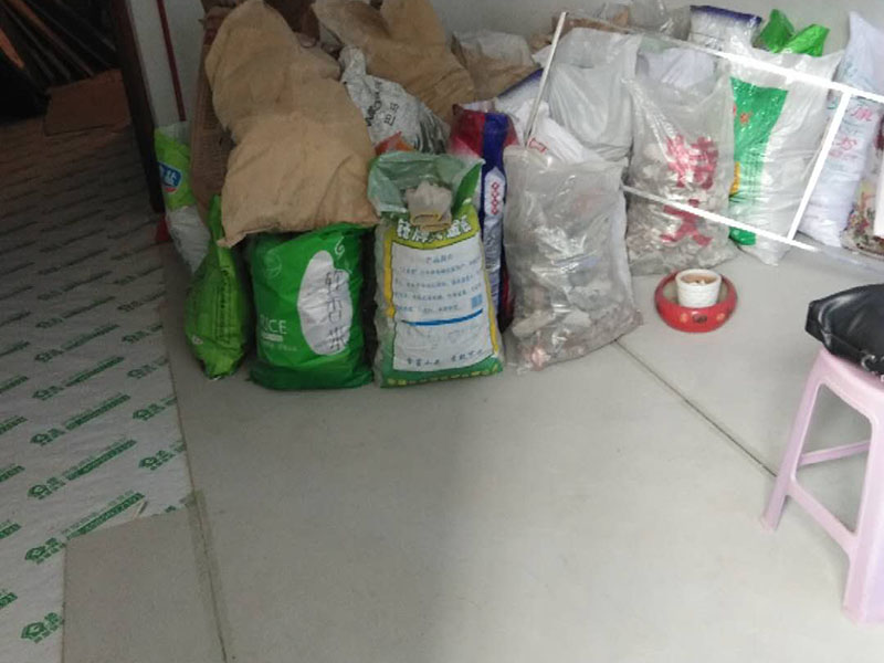地面保護(hù)建渣處理：一、入戶門的保護(hù) 各種裝修物料的進(jìn)場以及各種建筑裝修的清理，都會經(jīng)過入戶門，這些物品在搬運的過程中，與入戶門發(fā)生磕碰、摩擦的機(jī)率大大增加，第一個需要做好成品保護(hù)的地方就是我們的入戶門。 二、水電改造時的保護(hù) 1、電路改造的時候，能開槽的地方盡量開槽。 2、不能開槽的地方一定要做好固定和保護(hù)。 3、下水管要封好 。4、對裸露的線頭盡量進(jìn)行包裹。  三、瓷磚、地板的鋪貼保護(hù) 瓷磚、地板的鋪裝，也屬于基礎(chǔ)裝修的部分，經(jīng)常發(fā)現(xiàn)瓷磚施工時和施工后都沒有做成品保護(hù)工作。 