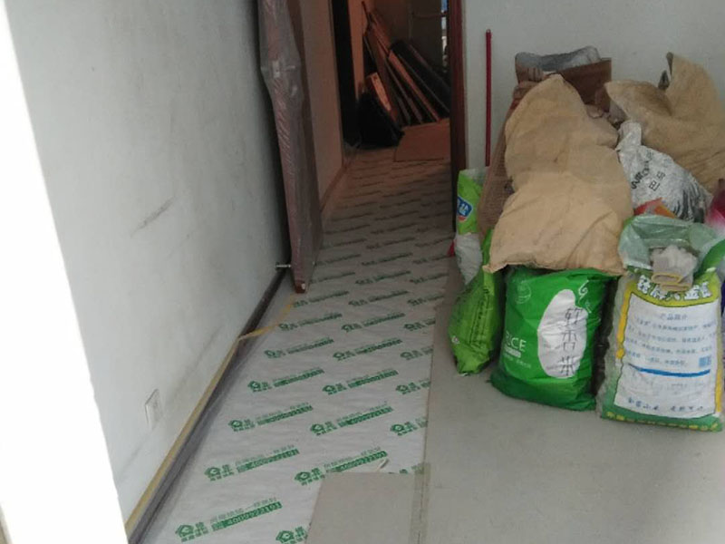 地面保護(hù)建渣處理：一、入戶門的保護(hù) 各種裝修物料的進(jìn)場以及各種建筑裝修的清理，都會經(jīng)過入戶門，這些物品在搬運的過程中，與入戶門發(fā)生磕碰、摩擦的機(jī)率大大增加，第一個需要做好成品保護(hù)的地方就是我們的入戶門。 二、水電改造時的保護(hù) 1、電路改造的時候，能開槽的地方盡量開槽。 2、不能開槽的地方一定要做好固定和保護(hù)。 3、下水管要封好 。4、對裸露的線頭盡量進(jìn)行包裹。  三、瓷磚、地板的鋪貼保護(hù) 瓷磚、地板的鋪裝，也屬于基礎(chǔ)裝修的部分，經(jīng)常發(fā)現(xiàn)瓷磚施工時和施工后都沒有做成品保護(hù)工作。 