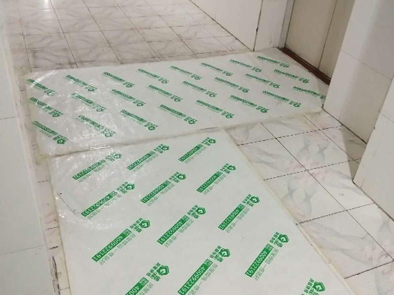 地面保護(hù)建渣處理：一、入戶門的保護(hù) 各種裝修物料的進(jìn)場以及各種建筑裝修的清理，都會經(jīng)過入戶門，這些物品在搬運的過程中，與入戶門發(fā)生磕碰、摩擦的機(jī)率大大增加，第一個需要做好成品保護(hù)的地方就是我們的入戶門。 二、水電改造時的保護(hù) 1、電路改造的時候，能開槽的地方盡量開槽。 2、不能開槽的地方一定要做好固定和保護(hù)。 3、下水管要封好 。4、對裸露的線頭盡量進(jìn)行包裹。  三、瓷磚、地板的鋪貼保護(hù) 瓷磚、地板的鋪裝，也屬于基礎(chǔ)裝修的部分，經(jīng)常發(fā)現(xiàn)瓷磚施工時和施工后都沒有做成品保護(hù)工作。 