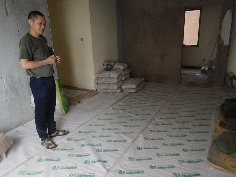 衛(wèi)生間防水及客廳地面保護(hù)：刷第一遍防水涂料。施工前確保工地干凈、干燥，防水涂料要涂滿，無遺漏，與基層結(jié)合牢固，無裂紋，無氣泡，無脫落現(xiàn)象。涂刷高度一致，厚度要達(dá)到產(chǎn)品規(guī)定要求。刷第二遍防水涂料。注意、第二遍防水涂料間需要有一定時間間隔，待遍涂料干透后才能進(jìn)行第二遍，具體時間視涂料而定。間隔時間太短，防水的效果會大打折扣。鋪保護(hù)層。為防止之后的施工破壞防水層，需在防水涂料表面鋪上保護(hù)層。保護(hù)層要完全覆蓋防水層，無遺漏，與基層結(jié)合牢固，無裂紋，無氣泡，無脫落現(xiàn)象。閉水試驗。閉水試驗時，地面點的水線不能低于2厘米，保存至少24小時，觀察無滲漏現(xiàn)象后方算合格。如有滲漏，需重做，切莫不能疏忽大意。