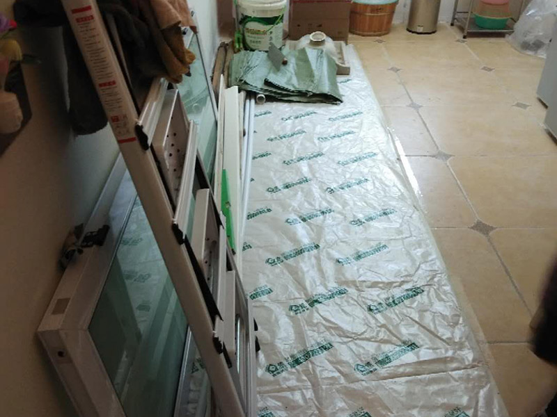 衛(wèi)生間做二次防水：首先，要用水泥砂漿將地面做平(特別是重新做裝修的房子)，然后再做防水處理。這樣可以避免防水涂料因薄厚不均或刺穿防水卷材而造成滲漏。墻體與地面之間的接縫以及上下水管道與地面的接縫處，是容易出現(xiàn)問題的地方。所以這些部位一定要格外注意，處理一定要細致，不能有絲毫的馬虎。為了達到較好的防水效果，一般衛(wèi)生間的墻面上也要做大約750px高的防水處理，防止積水洇透墻面。與浴缸相鄰的墻面，防水處理的高度也要比浴缸上沿高出一些，淋浴要達到4500px的高度。防水施工完畢后，要將衛(wèi)生間的所有下水道堵住，進行注水試驗。24小時后檢查，若衛(wèi)生間的四周墻面和地面沒有滲漏現(xiàn)象說明衛(wèi)生間防水質(zhì)量很好。反之，要找出漏點，進行維修。