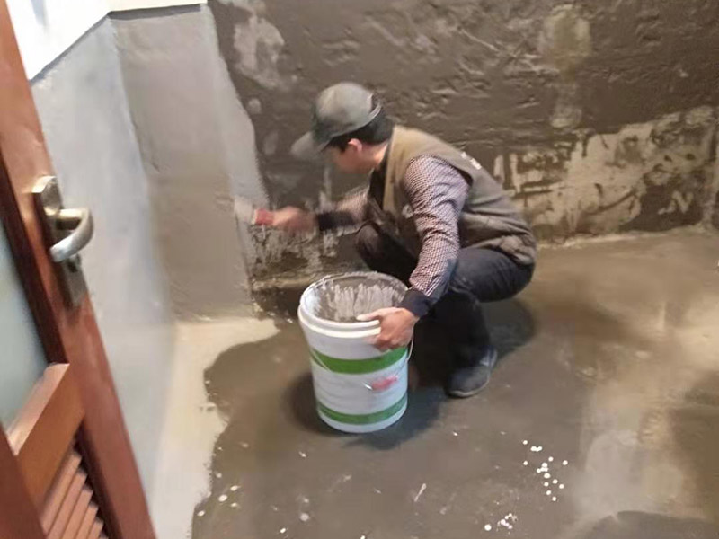 墻面刷防水維修：在涂刷防水涂層之前，先要清理墻面和地面。同時(shí)，要用連接的氣泵皮管吹盡陰角處的浮層；首先要量出防水層的高度并劃出基準(zhǔn)線；刷防水涂料時(shí)要先刷基準(zhǔn)線以下位置，并在墻面和地面連接陰角處刷成八字，上下交叉，交接處接應(yīng)有200mm，不得有漏刷情況出現(xiàn)。 墻角涂刷完成后，沿基準(zhǔn)線涂刷墻體：第一遍涂刷墻面時(shí)，應(yīng)上下縱向涂刷，第二遍涂刷墻體，應(yīng)左右橫向涂刷。 地面防水涂料的涂刷應(yīng)該從房間里側(cè)向門口涂刷，地面水管接口處尤其要仔細(xì)涂刷，不能有任何遺漏。